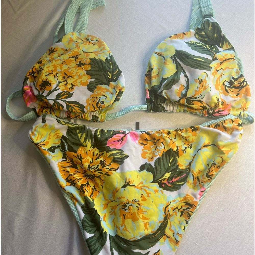Pretty floral bikini set Reversible wear in a Size M